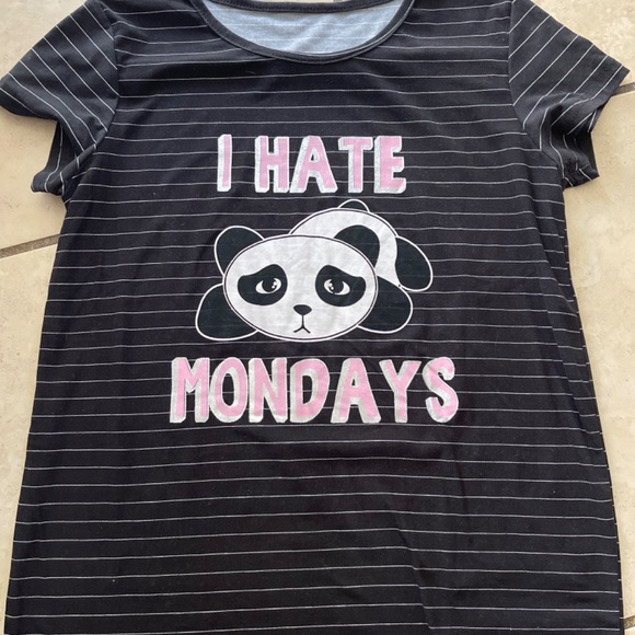 2 very soft graphic tees - Picture 5 of 6